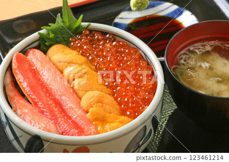 Hakodate bowl, seafood three-color bowl, crab sea urchin, salmon roe 123461214