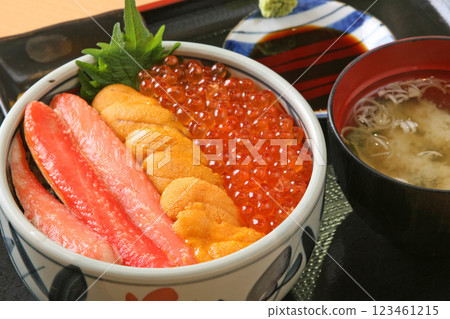 Hakodate bowl, seafood three-color bowl, crab sea urchin, salmon roe Hakodate bowl, seafood three-color bowl, crab sea urchin, salmon roe 123461215