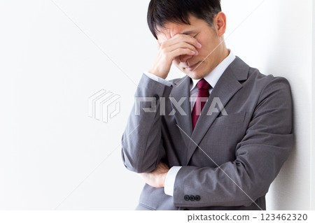 一位身穿灰色西裝、憂心忡忡的中年男性商人 123462320