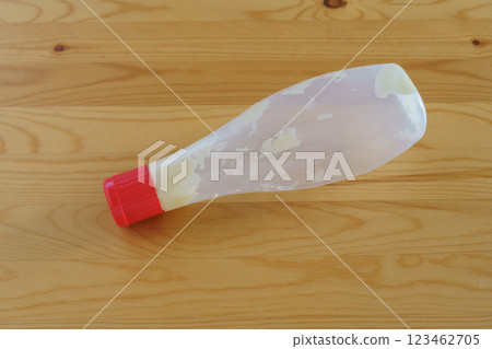 部分使用或已完成的蛋黃醬的圖片 123462705