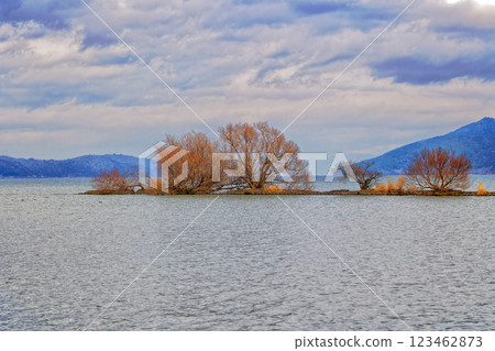 湖邊的浮島 湖邊的浮島 123462873