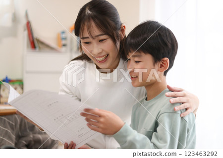Parents and children looking at report cards 123463292