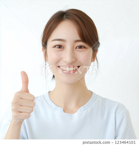 一位年輕女子擺出「讚」姿勢 123464101