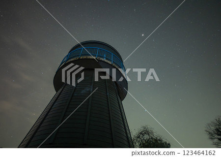 日本岡山縣備前市海上美麗的春天星空 123464162