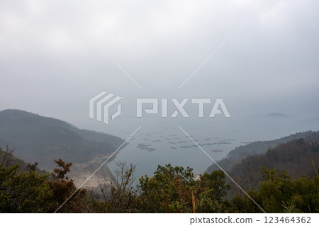 日本岡山縣瀨戶內市左古門,黎明薄霧籠罩的美麗海 日本岡山縣瀨戶內市左古門,黎明薄霧籠罩的美麗海 123464362
