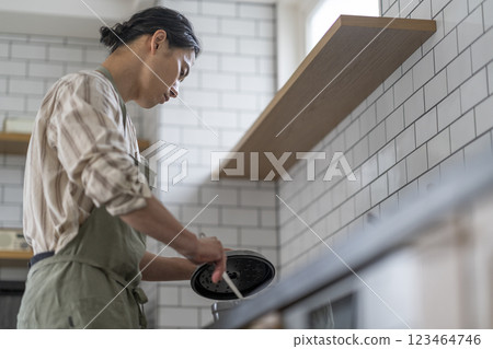 一名 40 多歲男子正在做飯,個人資料 一名 40 多歲男子正在做飯,個人資料 123464746