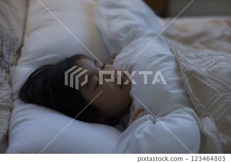 睡在床上的小學女生 123464803