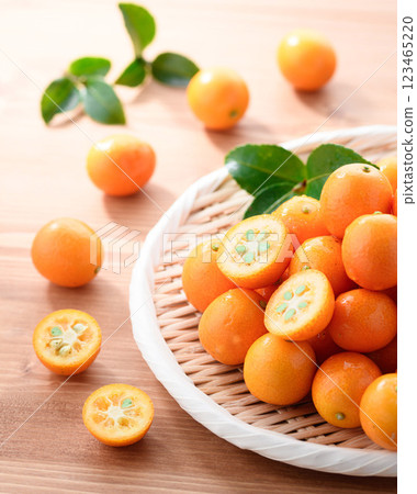 Miyazaki Prefecture kumquats (wood grain background) Miyazaki Prefecture kumquats (wood grain background) 123465220