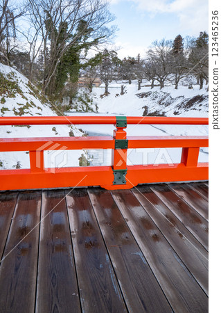 冬季的會津若松城（敦賀城）、從廊橋看到的雪景（垂直位置） 123465236