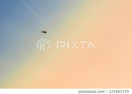 日落時分,直升機在天空中飛行 日落時分,直升機在天空中飛行 123465370