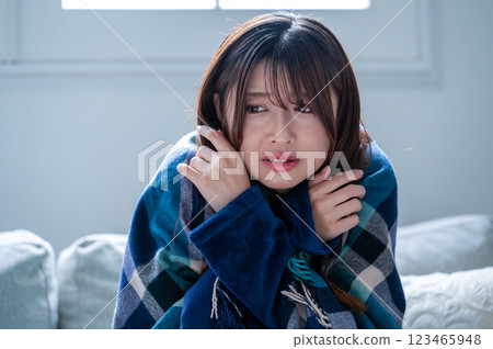 一名年輕女子感覺不適，並發冷 123465948