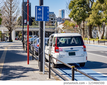一排汽車停在普通自行車道上 123466500