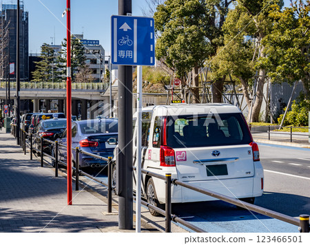 一排汽車停在普通自行車道上 一排汽車停在普通自行車道上 123466501
