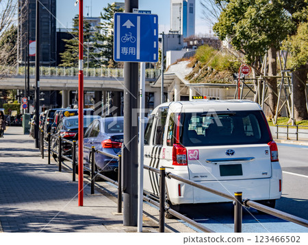 一排汽車停在普通自行車道上 123466502