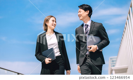 兩個商人走路和說話 兩個商人走路和說話 123466954