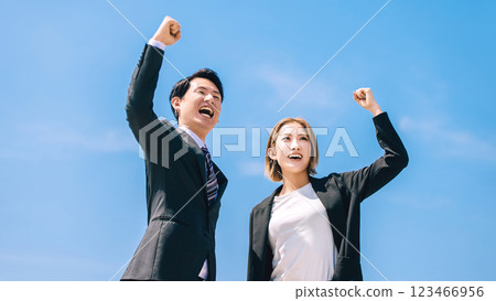 兩個微笑的商人,一男一女,握拳 兩個微笑的商人,一男一女,握拳 123466956