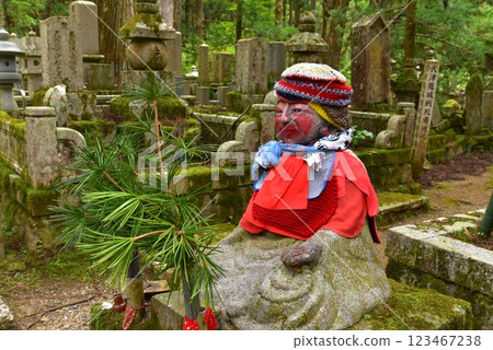 高野山奧之院神社參道、地藏菩薩化妝景觀 高野山奧之院神社參道、地藏菩薩化妝景觀 123467238