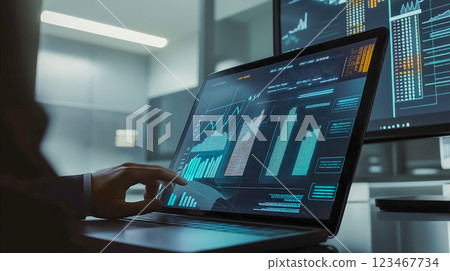 商人在筆記型電腦上查看文件 123467734