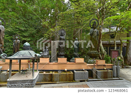 Mizumuki Jizo, Okunoin Temple, Mount Koya Mizumuki Jizo, Okunoin Temple, Mount Koya 123468061