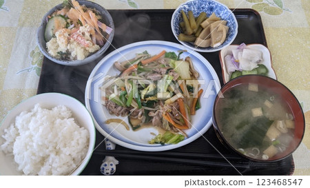 Delicious stir-fried meat and vegetables set meal 123468547