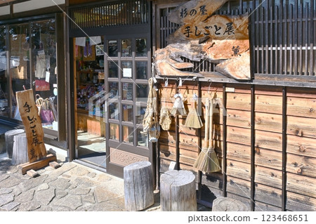 馬籠宿的民俗手工藝品店 馬籠宿的民俗手工藝品店 123468651