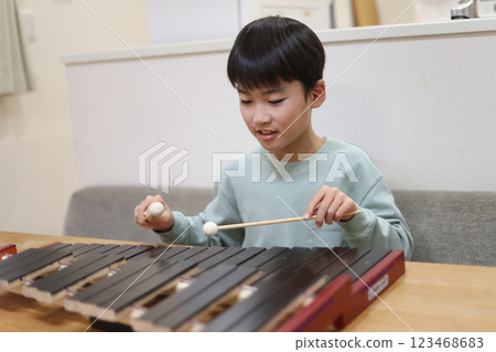 練習木琴的男孩 123468683