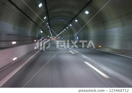 飛馳穿越京都高速公路西山隧道 飛馳穿越京都高速公路西山隧道 123468712