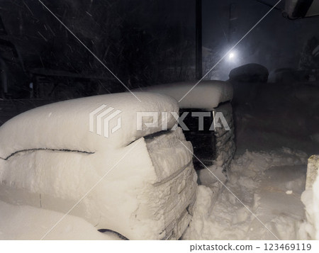 Heavy snow night 123469119