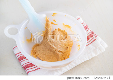 將黃豆粉饅頭的材料加水拌勻。 123469371