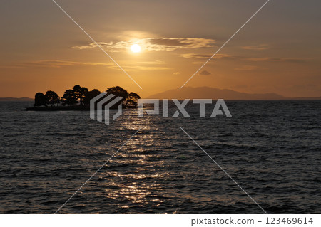 Evening view of Lake Shinji (Matsue City) Evening view of Lake Shinji (Matsue City) 123469614