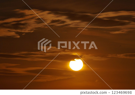 夕陽與雲彩交相輝映（宍道湖：松江市） 123469698