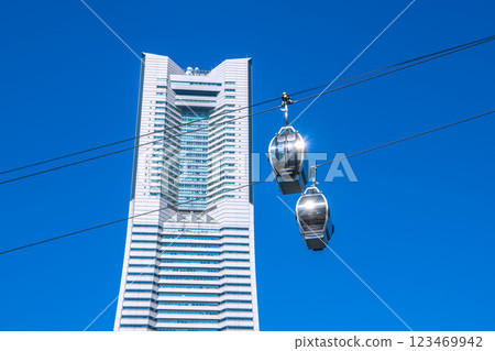 日本橫濱城市景觀：走向輝煌的時代…橫濱地標塔和橫濱空港反射著陽光。一線希望 123469942