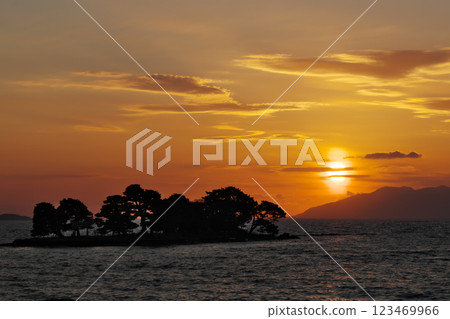 乩島與夕陽(宍道湖:松江市) 乩島與夕陽(宍道湖:松江市) 123469966