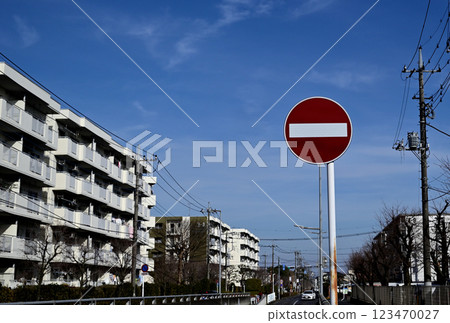 帶有路標的住宅小區陽光明媚的景觀 帶有路標的住宅小區陽光明媚的景觀 123470027
