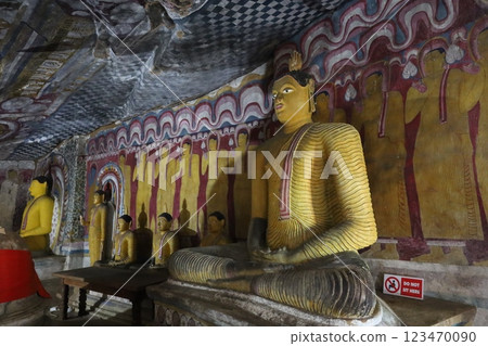 蘭吉里丹布勒石窟寺內部(斯里蘭卡) 蘭吉里丹布勒石窟寺內部(斯里蘭卡) 123470090