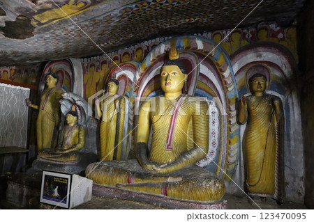蘭吉里丹布勒石窟寺內部(斯里蘭卡) 蘭吉里丹布勒石窟寺內部(斯里蘭卡) 123470095