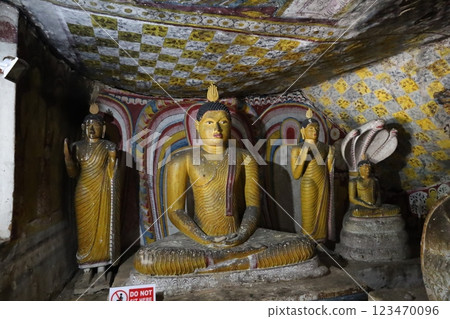 蘭吉里丹布勒石窟寺內部(斯里蘭卡) 蘭吉里丹布勒石窟寺內部(斯里蘭卡) 123470096