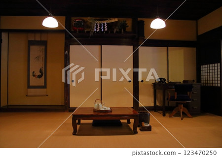 Image of a Japanese-style room (Shinto altar, low table, sliding doors, desk) 123470250