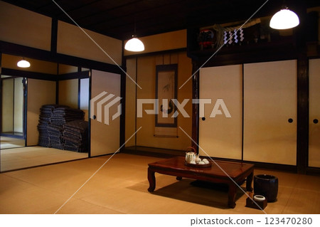 Image of a Japanese-style room (Shinto altar, low table, sliding doors, desk) 123470280