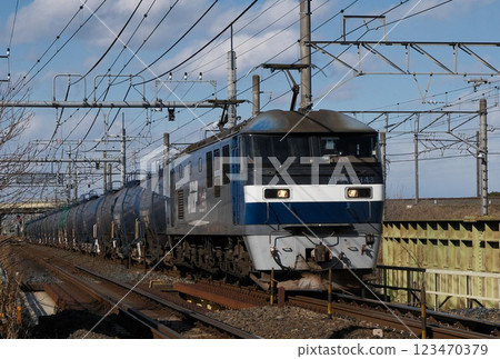 晴朗的冬日，沐浴在午後陽光，行駛在東北本線上的貨運列車（列車編隊照片） 123470379