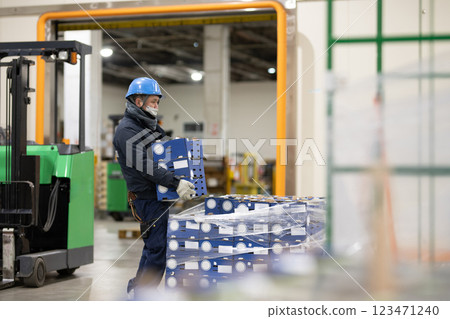 A man working in a refrigerated warehouse 123471240