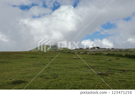 Cloudy mountain 123471258