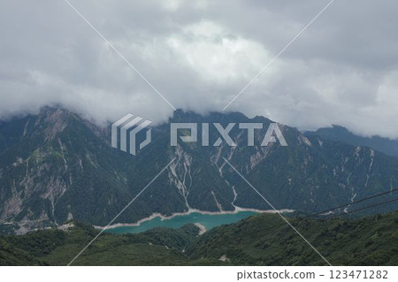 多雲的立山山脈 多雲的立山山脈 123471282