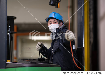 在冷藏倉庫內駕駛堆高機的男子 123471782