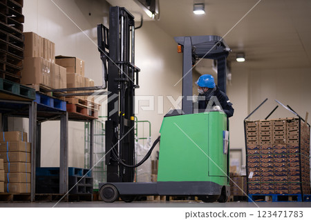 在冷藏倉庫內駕駛堆高機的男子 123471783