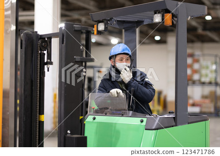 在冷藏倉庫內駕駛堆高機的男子 123471786