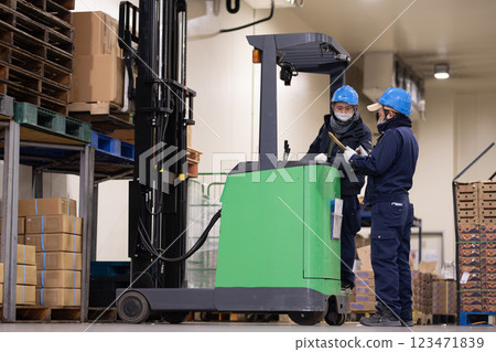 兩名男子在倉庫工作 123471839