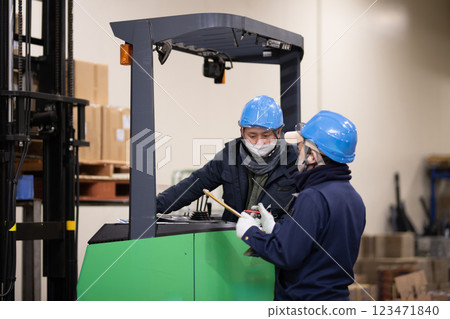 兩名男子在倉庫工作 123471840