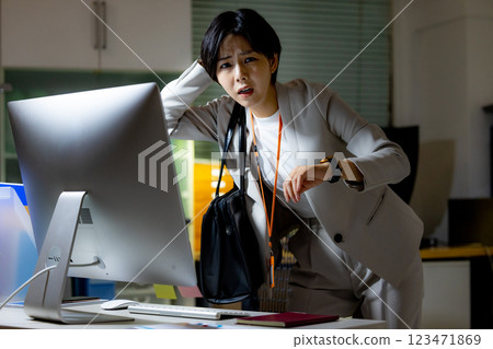 女性加班業務 123471869
