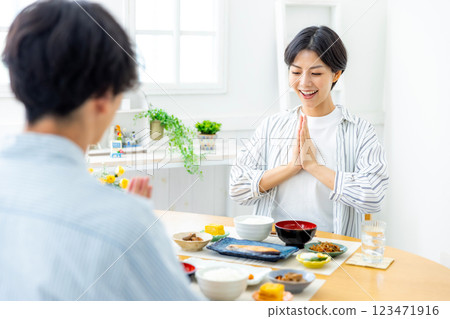 A scene where a couple eats breakfast A scene where a couple eats breakfast 123471916